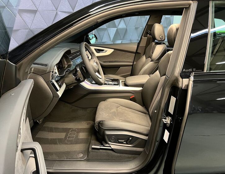 Audi Q8 11