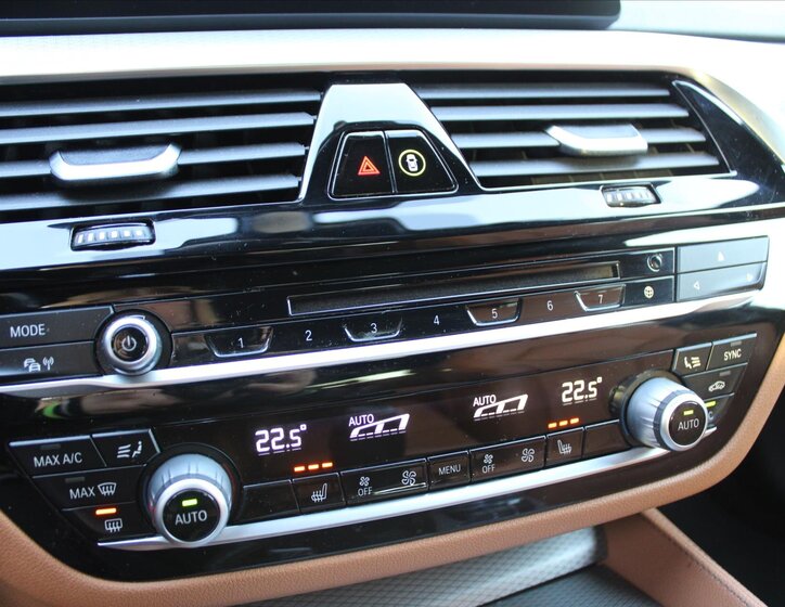 BMW Řada 5 Kombi 3,0 l 195 kw