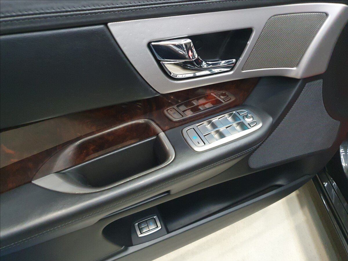 Jaguar XF Sedan / Limuzína 3,0 l 202 kw