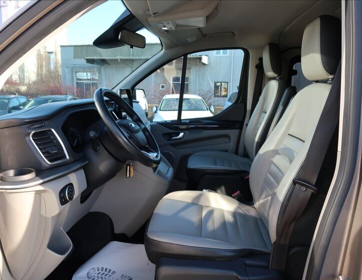 Ford Tourneo Custom 12