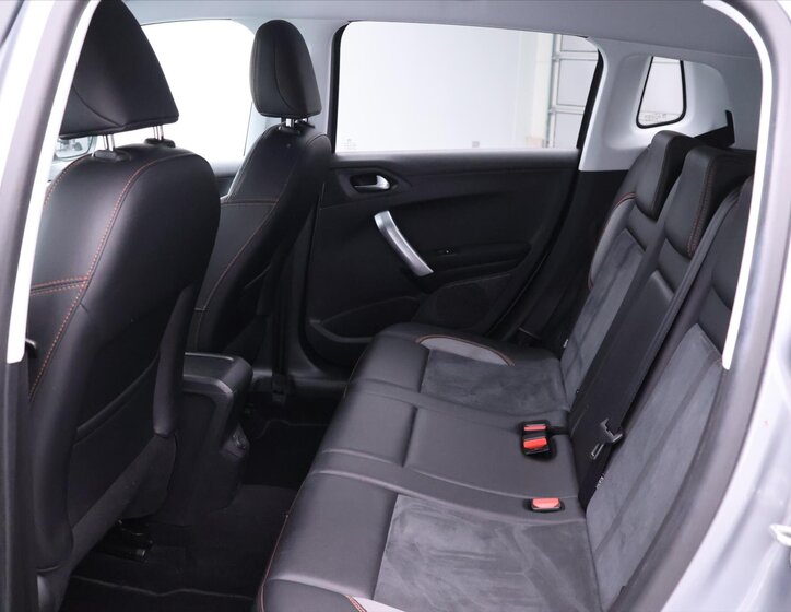 Peugeot 2008 SUV 1,2 l 81 kw