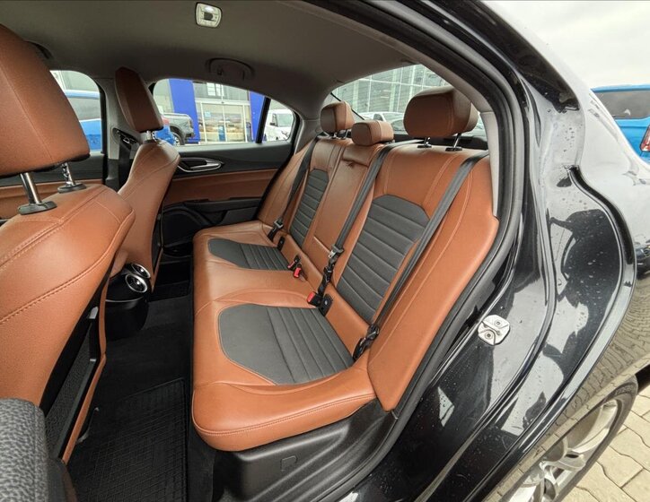 Alfa Romeo Giulia Sedan / Limuzína 2,1 l 132 kw