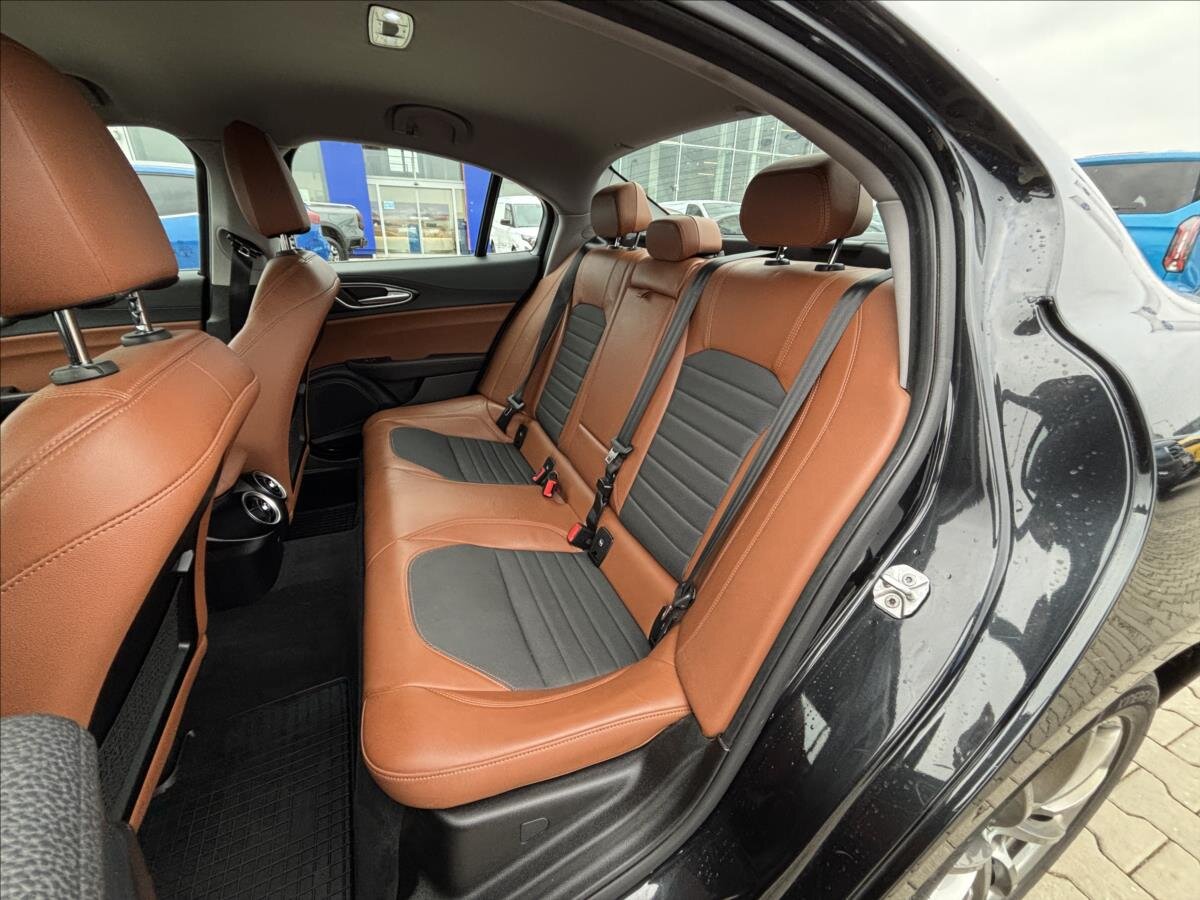 Alfa Romeo Giulia Sedan / Limuzína 2,1 l 132 kw