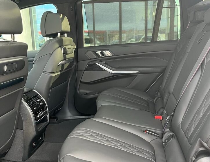 BMW X7 SUV / Terénní 4,4 l 390 kw