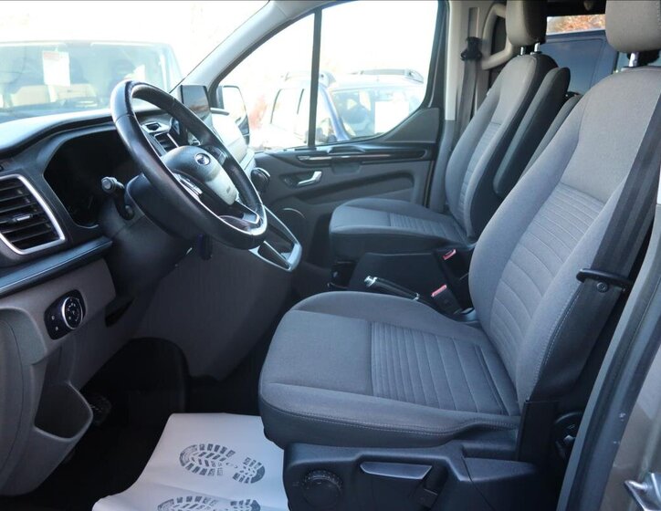 Ford Tourneo Custom 12