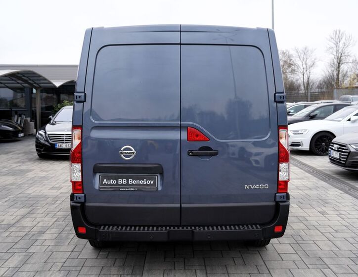 Nissan NV400 5