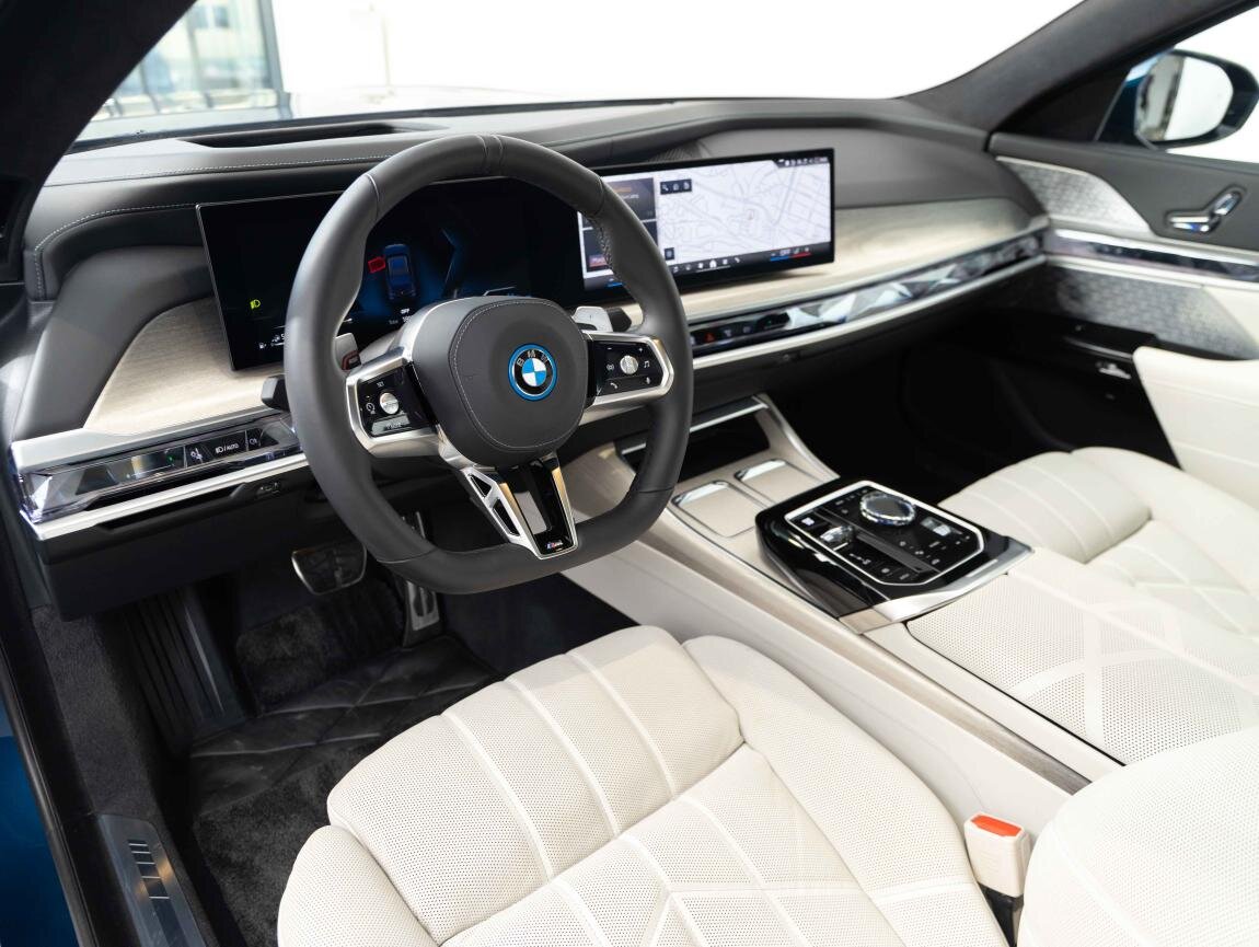 BMW i7