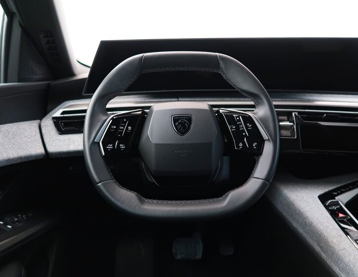 Peugeot 5008 SUV 1,2 l 100 kw