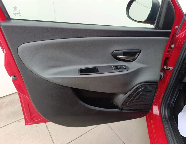 Lancia Y Hatchback 1,2 l 51 kw