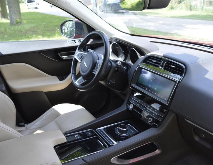 Jaguar F-Pace 14