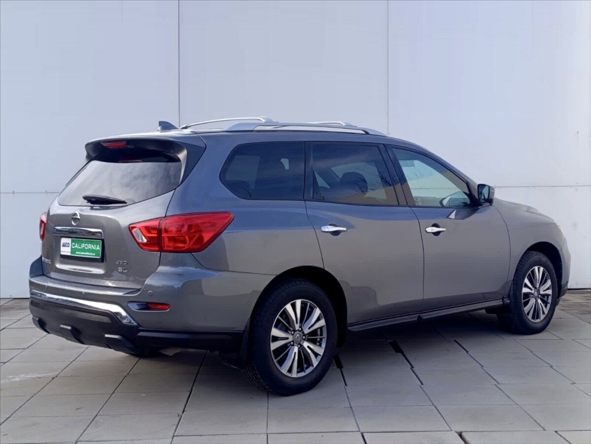 Nissan Pathfinder SUV 3,5 l 212 kw