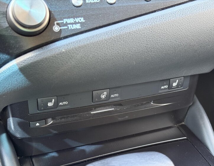 Lexus ES 300h Sedan / Limuzína 2,5 l 131 kw