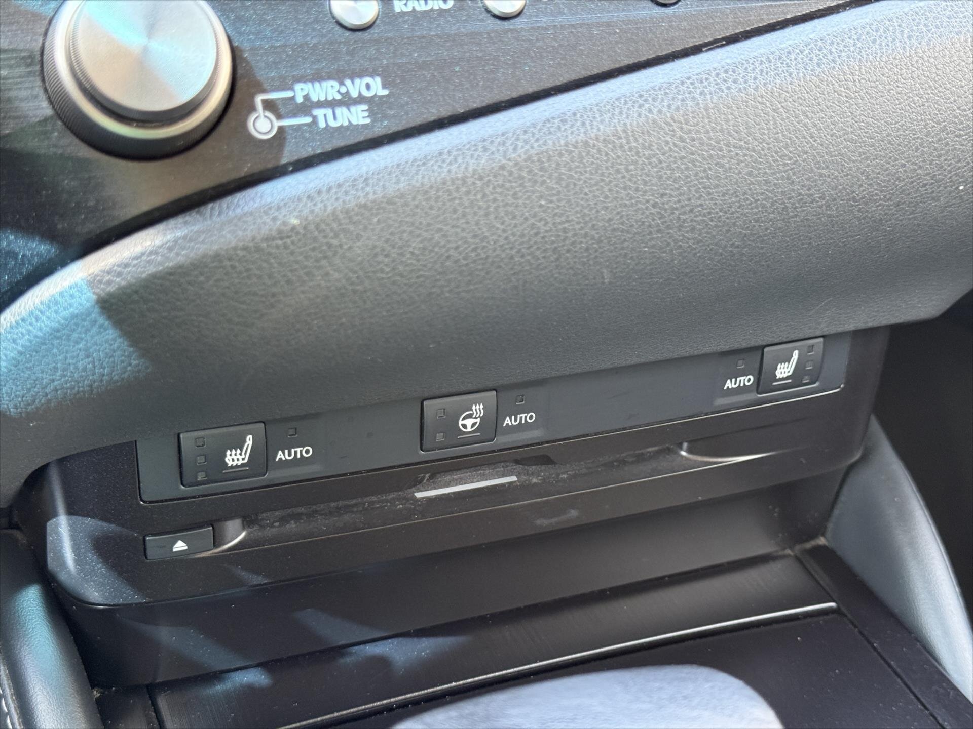 Lexus ES 300h Sedan / Limuzína 2,5 l 131 kw