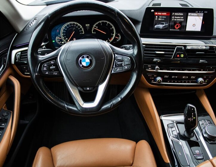 BMW Řada 5 Kombi 3,0 l 195 kw