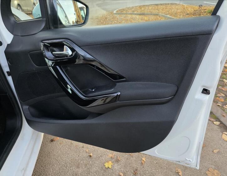 Peugeot 208 31