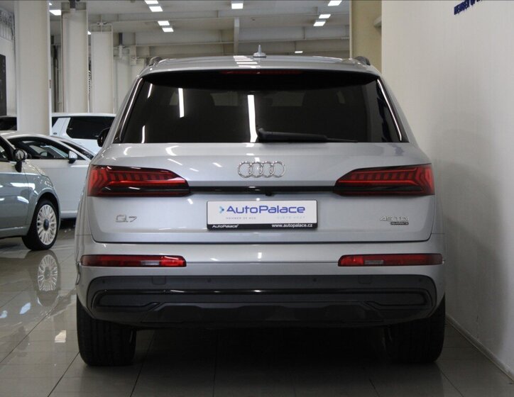 Audi Q7 4