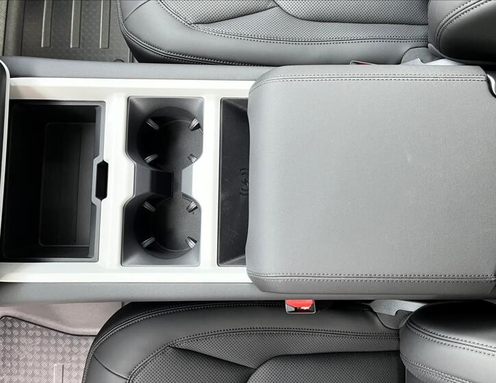 Land Rover Defender 26