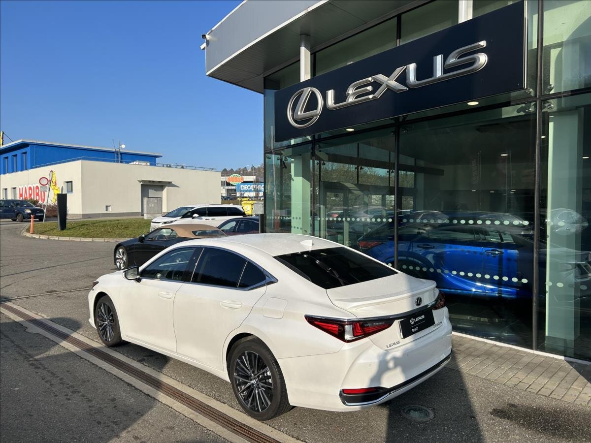Lexus ES 300h Sedan / Limuzína 2,5 l 160 kw