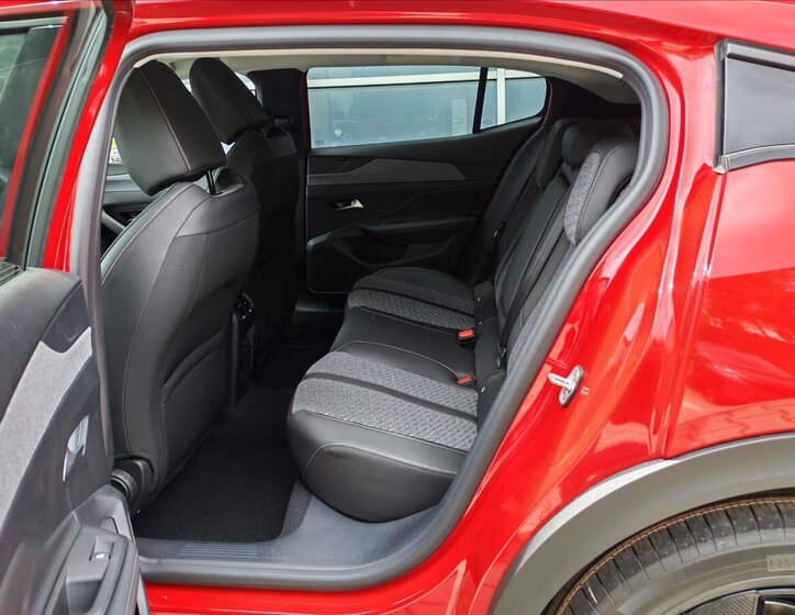 Peugeot 408 Sedan / Limuzína 1,2 l 107 kw