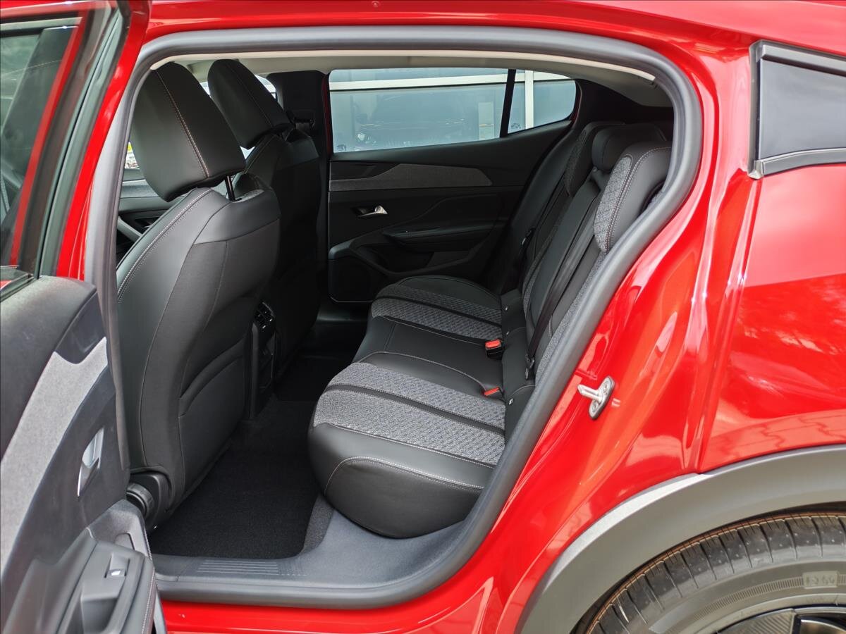 Peugeot 408 Sedan / Limuzína 1,2 l 107 kw