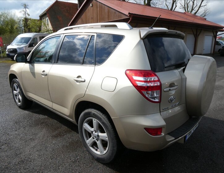Toyota RAV4 SUV / Terénní 2,2 l 110 kw