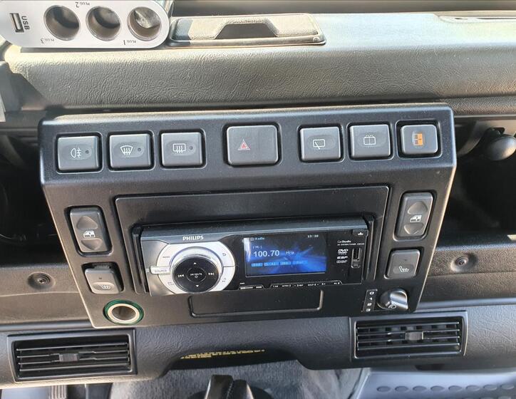 Land Rover Defender 23