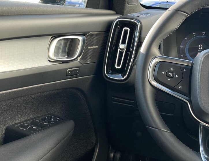 Volvo XC40 SUV / Terénní 2,0 l 145 kw