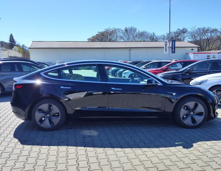 Tesla Model 3 Sedan / Limuzína 0,0 155 kw