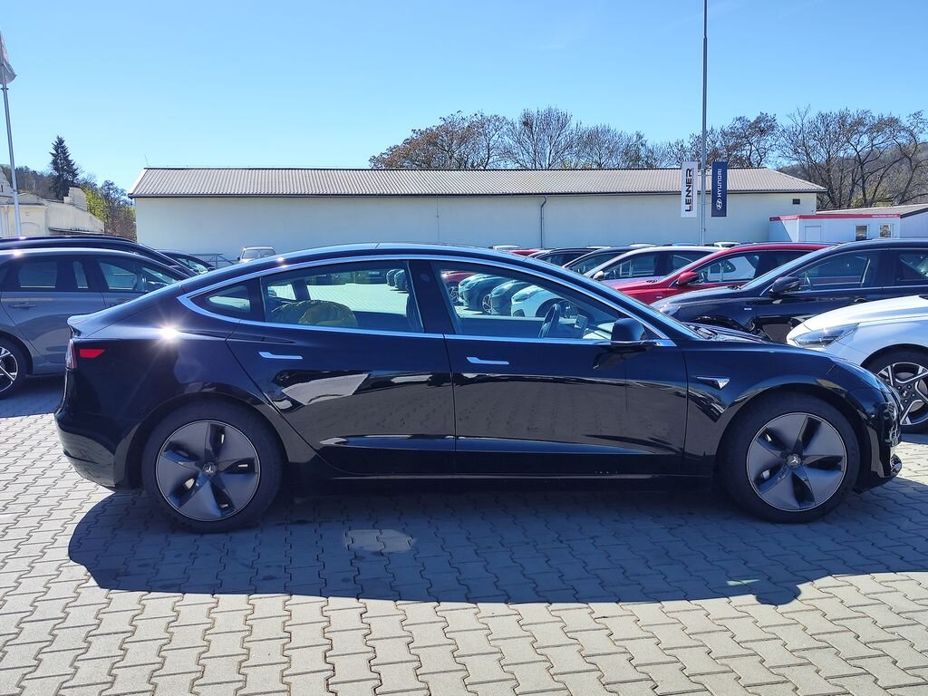 Tesla Model 3 Sedan / Limuzína 0,0 155 kw