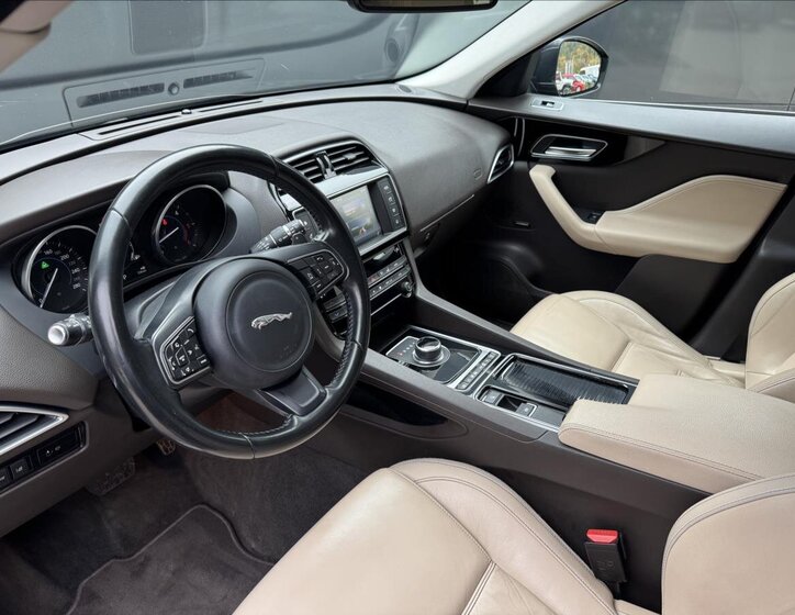 Jaguar F-Pace SUV / Terénní 3,0 l 221 kw