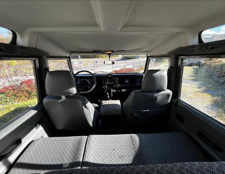 Land Rover Defender 15