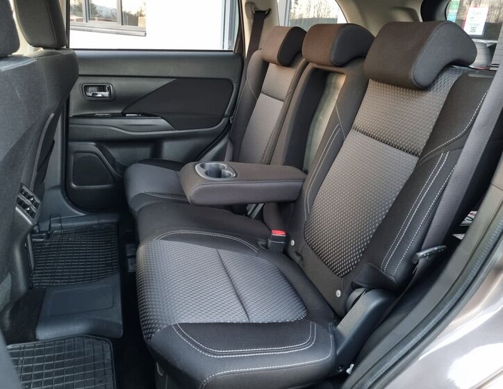 Mitsubishi Outlander SUV 2,4 l 165 kw