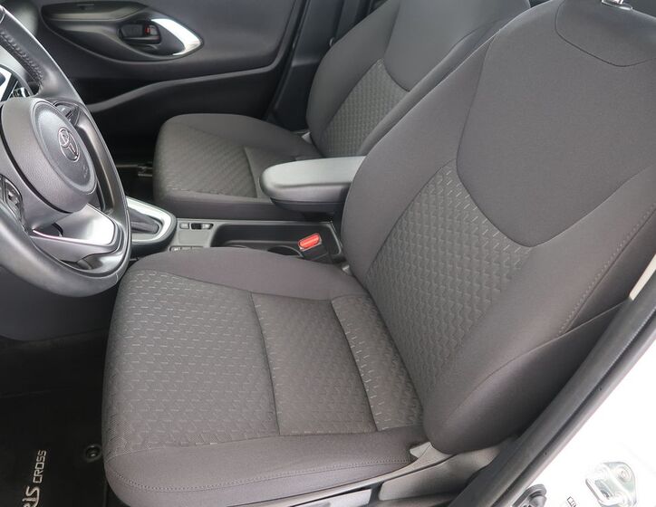 Toyota Yaris Cross 9