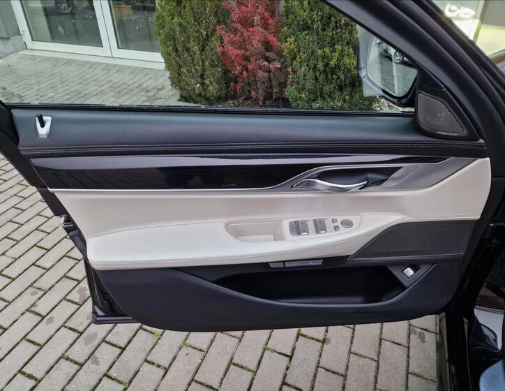 BMW Řada 7 36