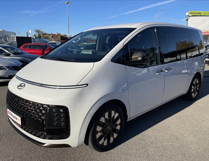 Hyundai Staria 1
