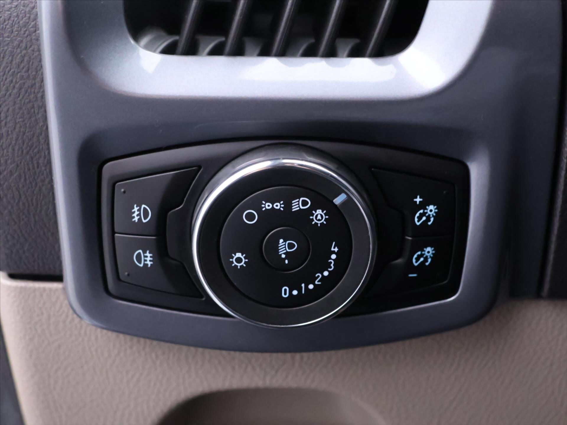 Ford Tourneo Custom MPV 2,2 l 114 kw