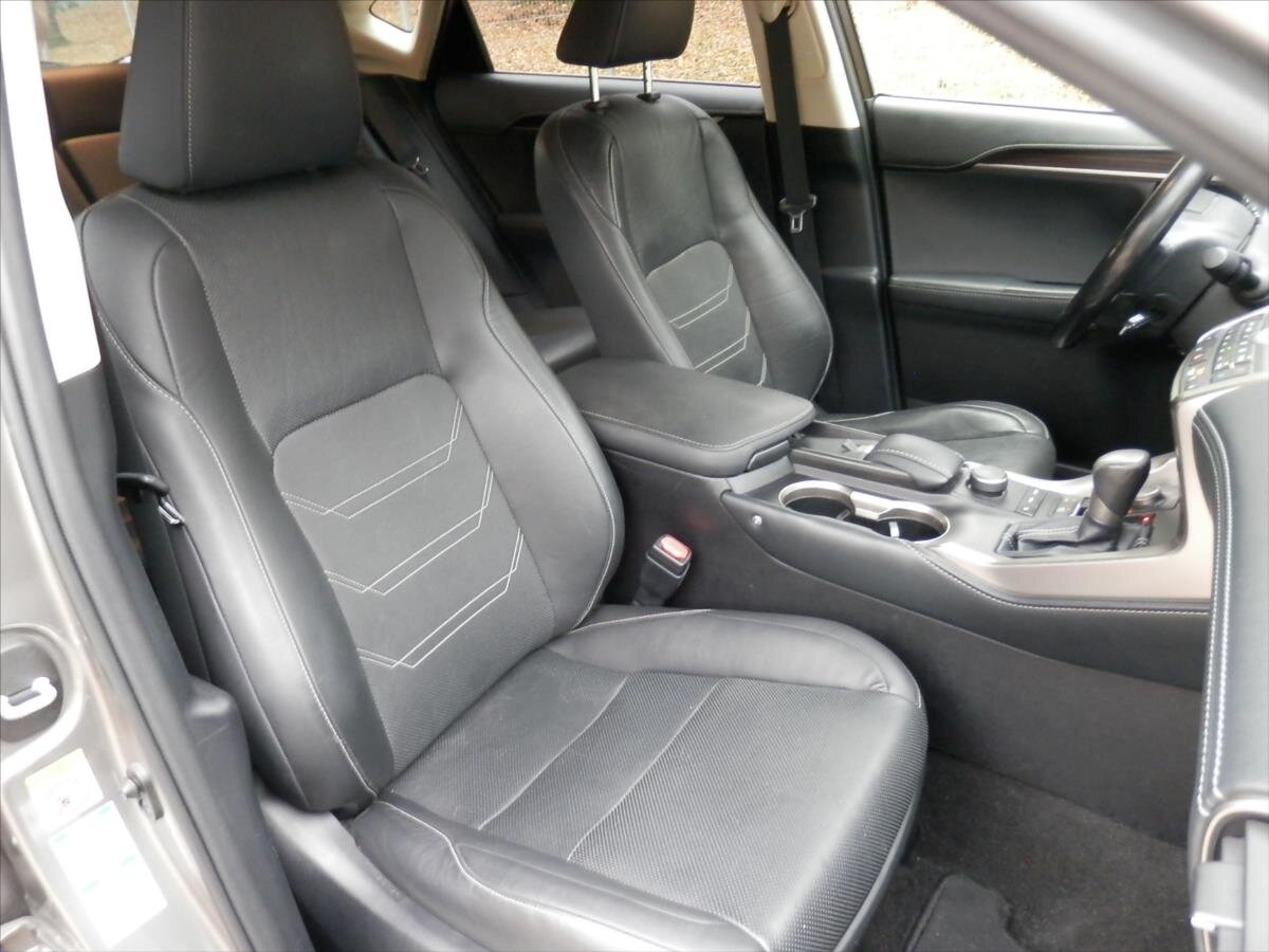 Lexus NX 300h SUV / Terénní 2,5 l 114 kw