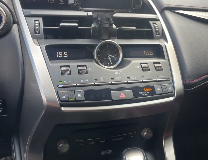 Lexus NX 300h CUV / Crossover 2,5 l 145 kw