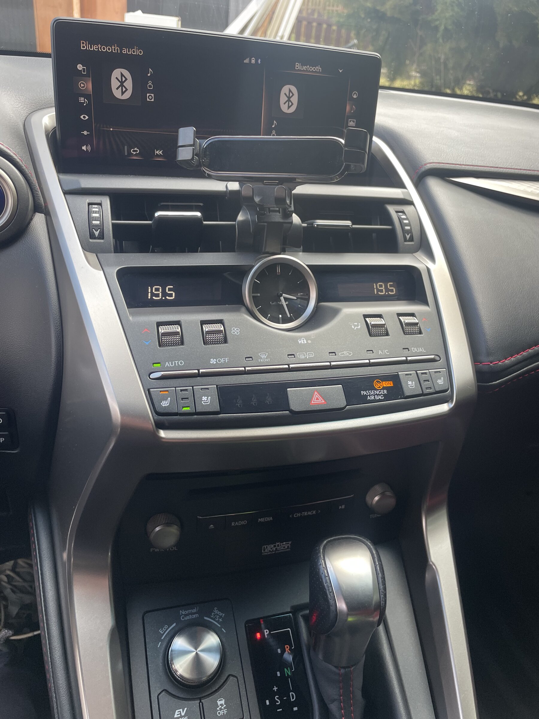 Lexus NX 300h CUV / Crossover 2,5 l 145 kw