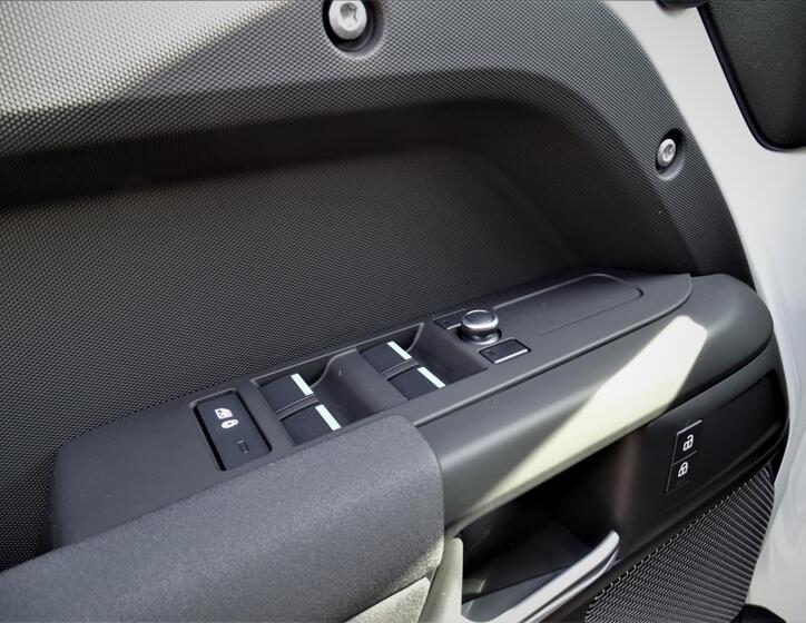 Land Rover Defender 8