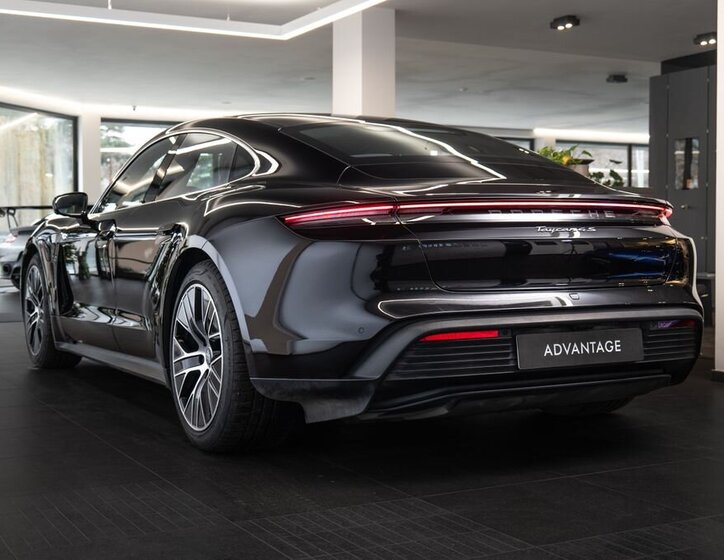 Porsche Taycan 4