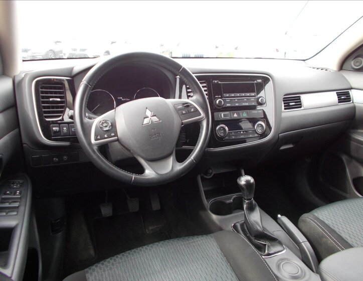 Mitsubishi Outlander SUV / Terénní 2,0 l 110 kw