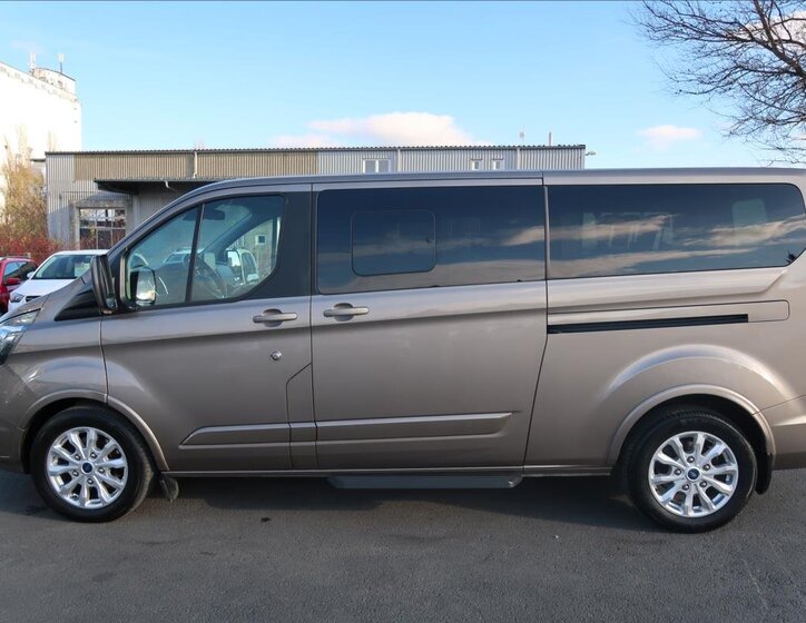 Ford Tourneo Custom 6