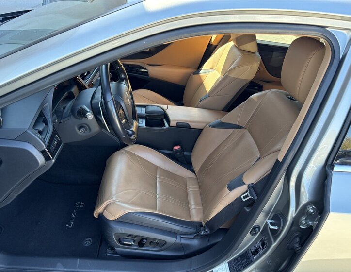 Lexus ES 300h Sedan / Limuzína 2,5 l 131 kw