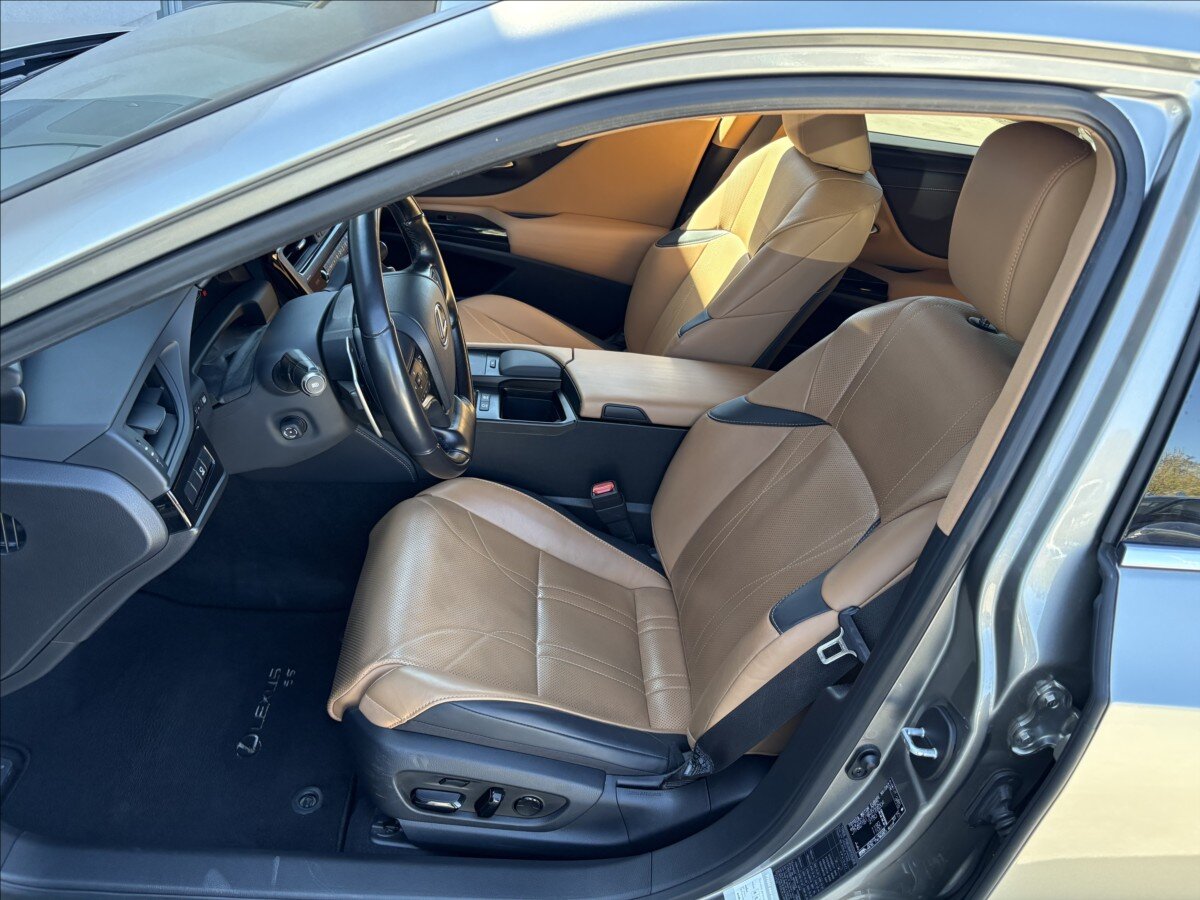 Lexus ES 300h Sedan / Limuzína 2,5 l 131 kw