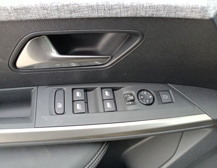 Peugeot 3008 SUV / Terénní 1,2 l 100 kw