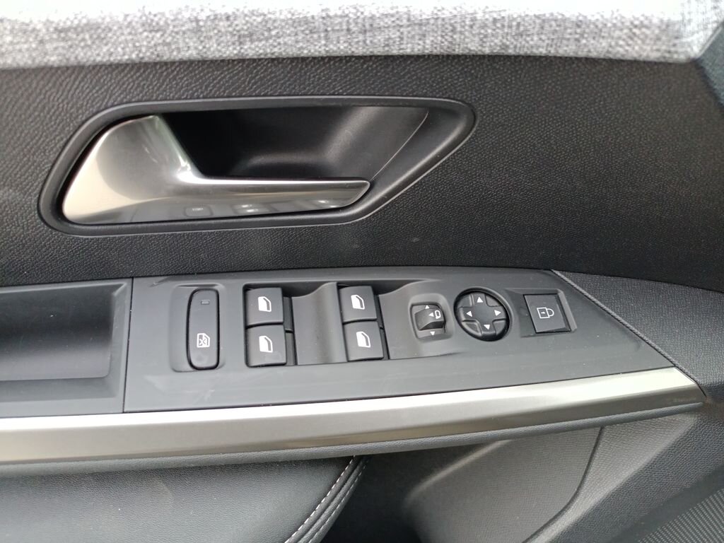 Peugeot 3008 SUV / Terénní 1,2 l 100 kw