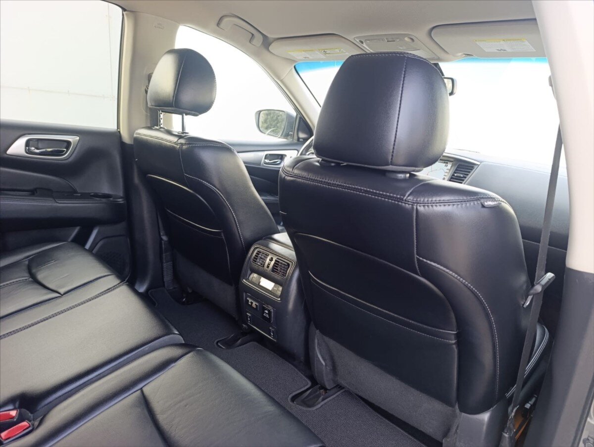 Nissan Pathfinder SUV 3,5 l 212 kw