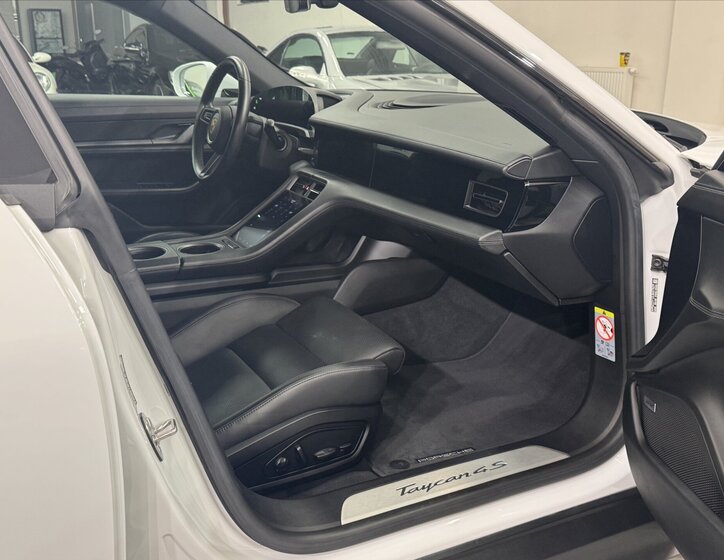 Porsche Taycan 5