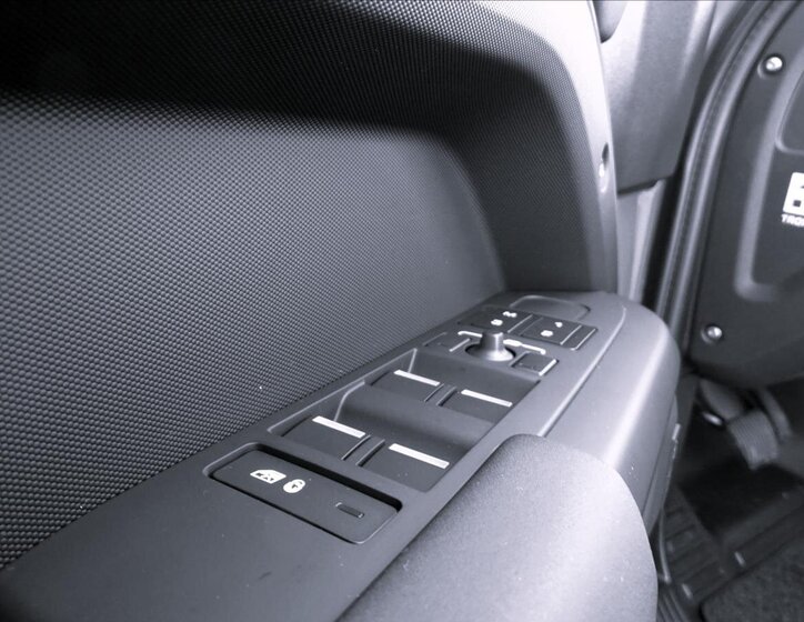 Land Rover Defender SUV 3,0 l 257 kw